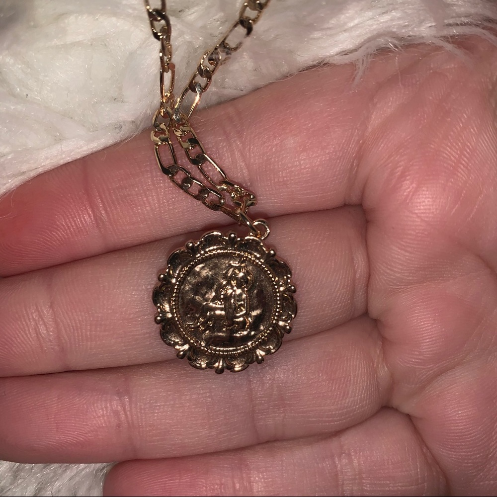 Gold pendant necklace! 💛